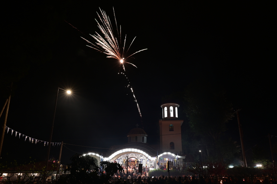 Με λαμπρότητα το «Χριστός Ανέστη» σε όλη τη χώρα: Το μήνυμα Ιερωνύμου για ελπίδα και ειρήνη, δείτε την ακολουθία