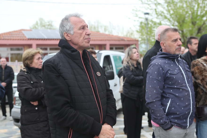 Συγκίνηση στο τελευταίο αντίο για τον Στέφανο Μπορμπόκη 18 Συγκίνηση στο τελευταίο αντίο για τον Στέφανο Μπορμπόκη, έκλαψε ο αδελφός του