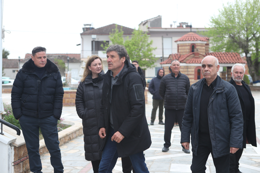 Συγκίνηση στο τελευταίο αντίο για τον Στέφανο Μπορμπόκη 17 Συγκίνηση στο τελευταίο αντίο για τον Στέφανο Μπορμπόκη, έκλαψε ο αδελφός του