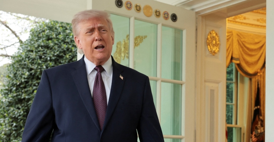 Ο Τραμπ παρήγγειλε το αγαπημένο του fast-food στον Λευκό Οίκο, έδωσε φιλοδώρημα 100 δολάρια στη διανομέα, βίντεο και φωτογραφίες