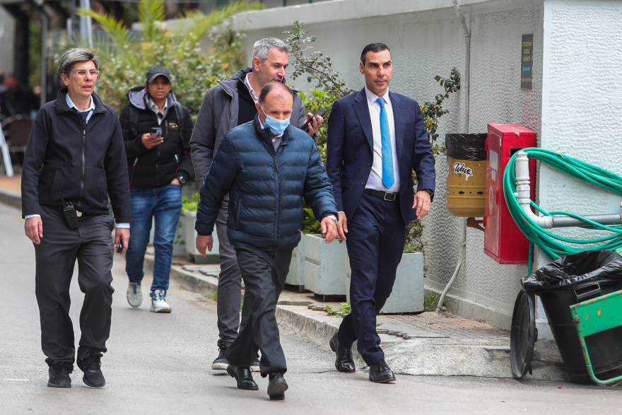 Φίλοι και συνεργάτες του Γιώργου Μυλωνάκη στον Ευαγγελισμό όπου νοσηλεύεται στη ΜΕΘ, δείτε βίντεο