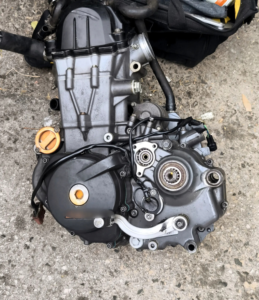 Συμμορία στον Πειραιά έκλεβε μοτοσικλέτες, τις διέλυε και τις πωλούσε για ανταλλακτικά, τρεις συλλήψεις
