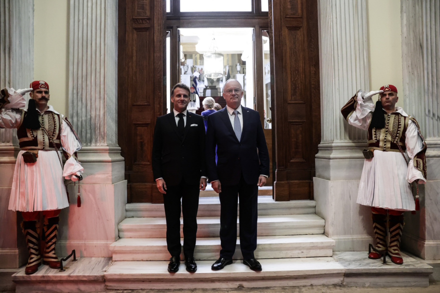 Η επίσκεψη Μακρόν στην Αθήνα μέσα από φωτογραφίες: Από την Ρωμαϊκή Αγορά στην φρεγάτα «Κίμων»