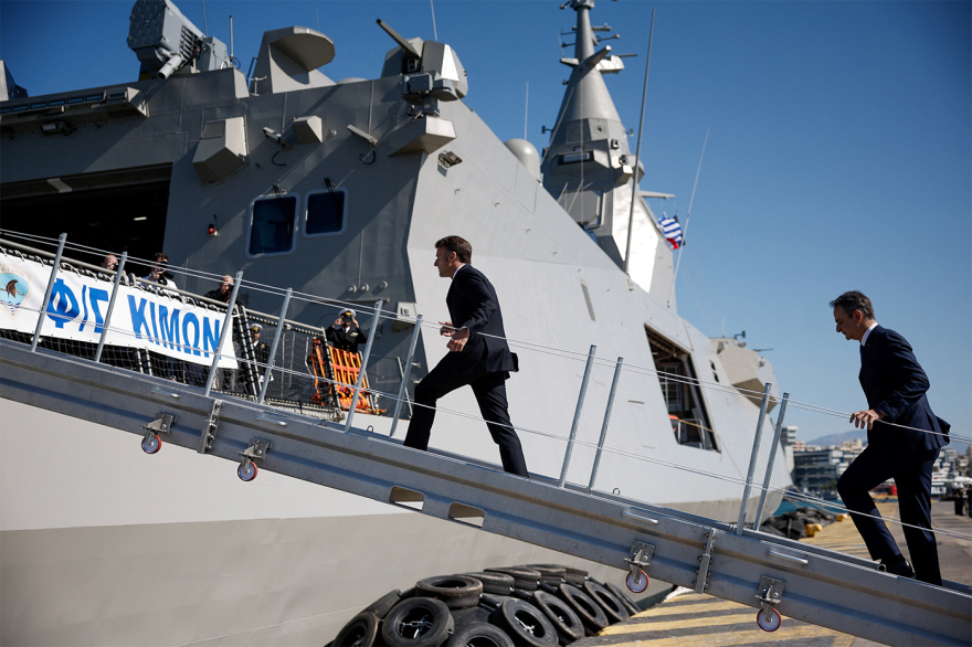 Μητσοτάκης και Μακρόν επιθεωρούν τη φρεγάτα «Κίμων», δείτε live από τον Πειραιά