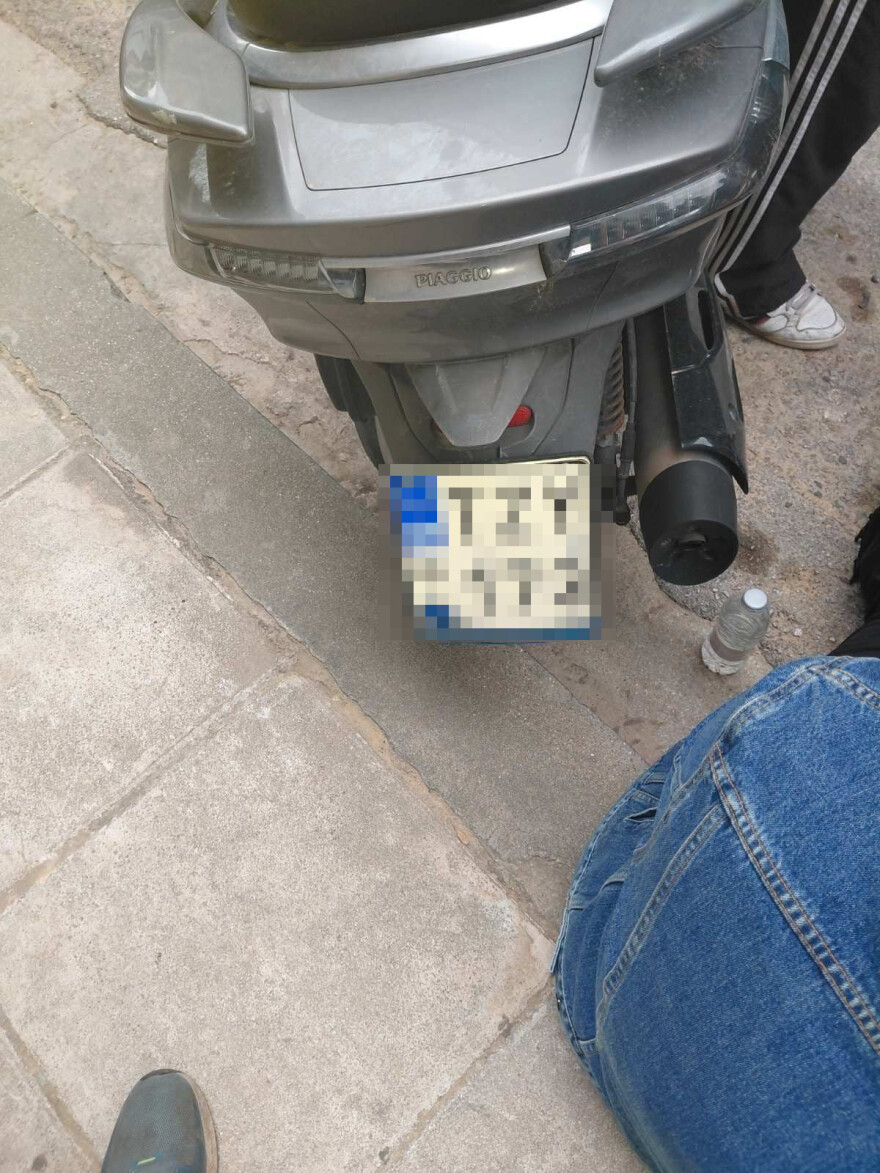 Αδιανόητο περιστατικό στο Παγκράτι: Οδηγός μηχανής επιτέθηκε και έσπασε το πόδι 23χρονης επειδή δεν μπορούσε να περιμένει να παρκάρει