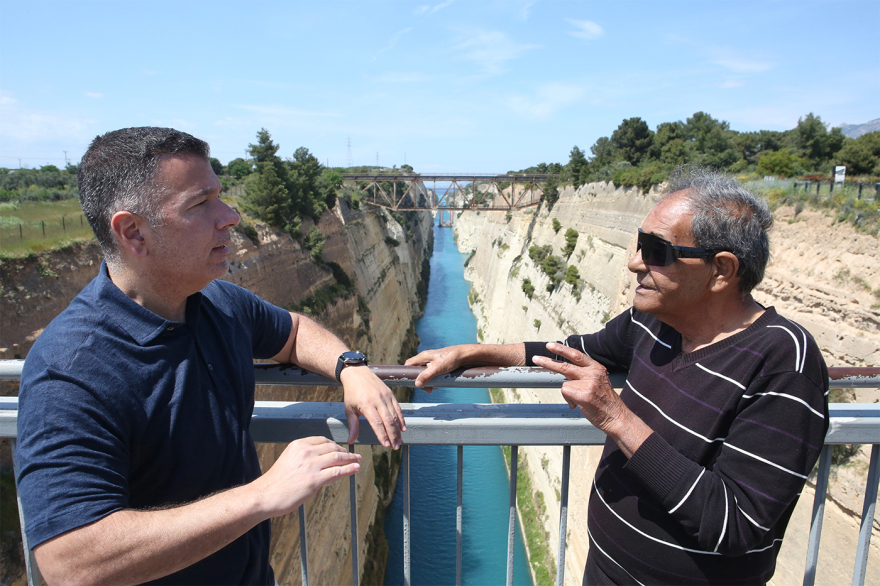 Οι αυτοκτονίες στον Ισθμό της Κορίνθου: Η γυναίκα με το μωρό, ο άνδρας που μετάνιωσε - Όσα έχει δει ο περιπτεράς της γέφυρας