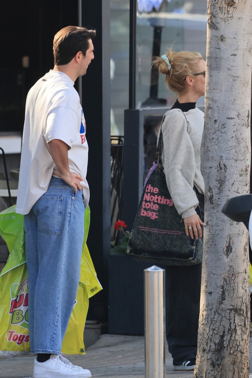 Η κοινή βόλτα του Γιώργου Γεροντιδάκη και της Ντορέττας Παπαδημητρίου για ψώνια, δείτε φωτογραφίες