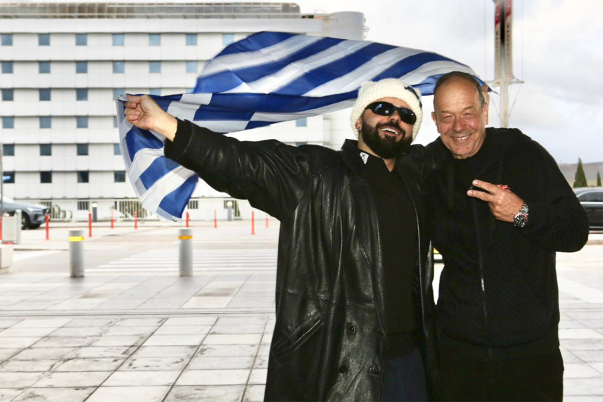 Eurovision 2026: O Ακύλας και η ελληνική αποστολή έφτασαν στη Βιέννη, η θερμή υποδοχή και το «Ferto» στο αεροδρόμιο