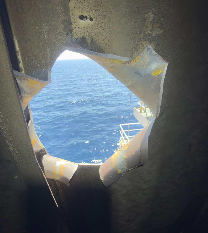 Θρίλερ σε bulk carrier στον Κόλπο του Άντεν: Drone με βόμβα 50 κιλών καρφώθηκε στο φουγάρο και εξουδετερώθηκε εν πλω σε επιχείρηση 12 ωρών