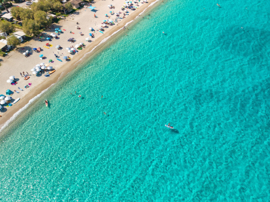 Δείτε τις 624 παραλίες της Ελλάδας με Γαλάζιες Σημαίες για το 2026, κάποιες δεν τις περιμένατε - Οι 17 καλύτερες ακτές της Αττικής