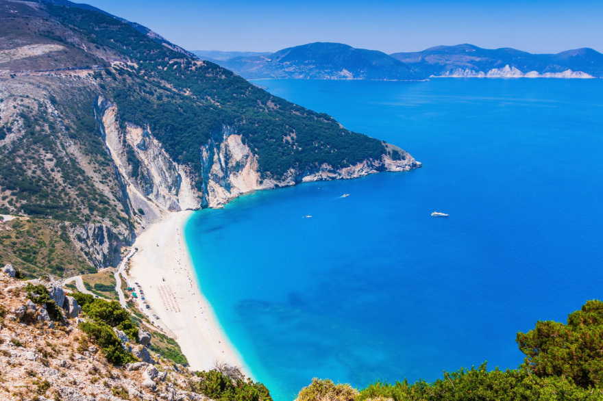 Δείτε τις 624 παραλίες της Ελλάδας με Γαλάζιες Σημαίες για το 2026, κάποιες δεν τις περιμένατε - Οι 17 καλύτερες ακτές της Αττικής