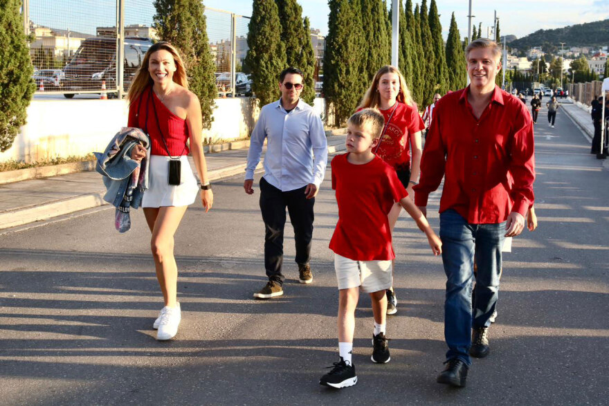 Έλληνες σελέμπριτι και μεγάλες προσωπικότητες του μπάσκετ στο T-Center για τον μεγάλο τελικό της Euroleague, βίντεο και φωτογραφίες