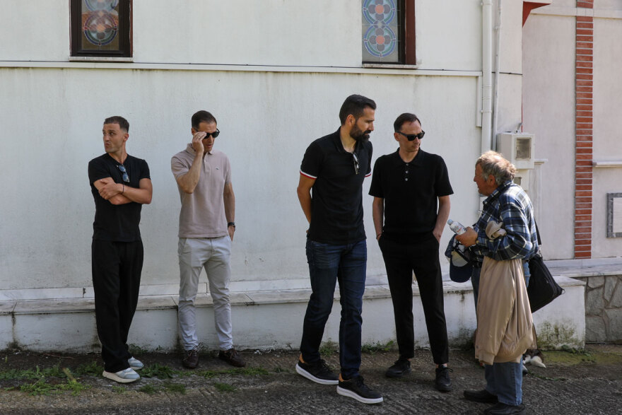 Το τελευταίο αντίο στον Παρασκευά Άντζα: Συγκίνηση στην κηδεία του από συγγενείς, φίλους και πρώην συμπαίκτες, δείτε φωτογραφίες και βίντεο

