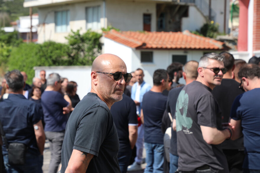Το τελευταίο αντίο στον Παρασκευά Άντζα: Συγκίνηση στην κηδεία του από συγγενείς, φίλους και πρώην συμπαίκτες, δείτε φωτογραφίες και βίντεο

