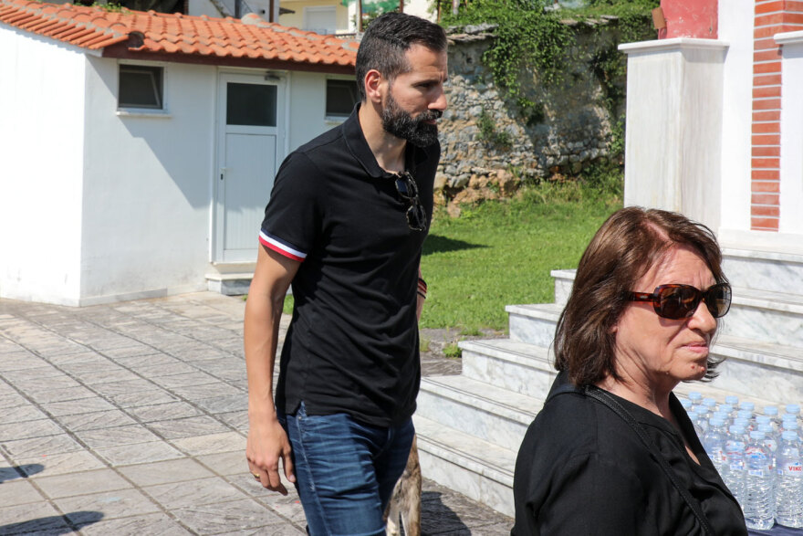 Το τελευταίο αντίο στον Παρασκευά Άντζα: Συγκίνηση στην κηδεία του από συγγενείς, φίλους και πρώην συμπαίκτες, δείτε φωτογραφίες και βίντεο

