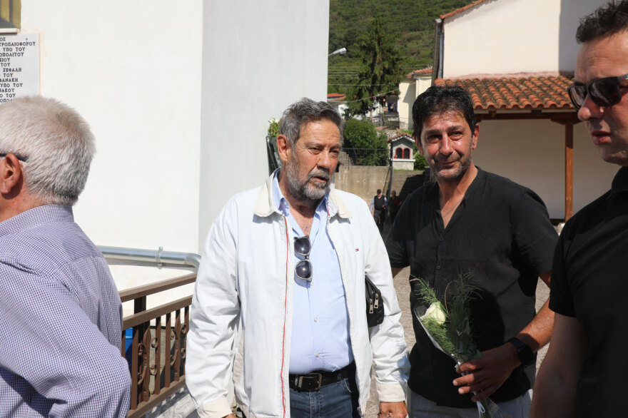 Το τελευταίο αντίο στον Παρασκευά Άντζα: Συγκίνηση στην κηδεία του από συγγενείς, φίλους και πρώην συμπαίκτες, δείτε φωτογραφίες και βίντεο

