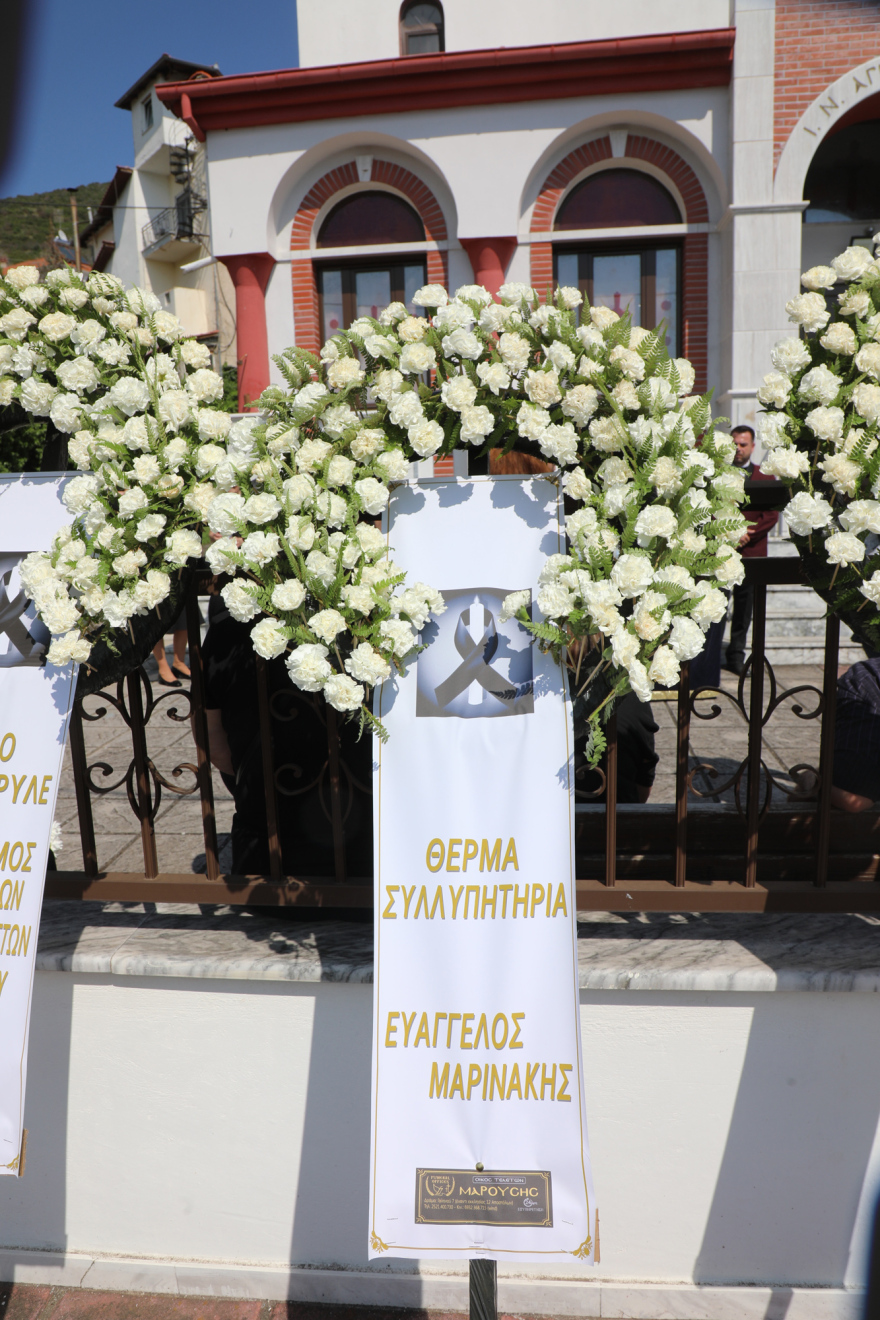 Το τελευταίο αντίο στον Παρασκευά Άντζα: Συγκίνηση στην κηδεία του από συγγενείς, φίλους και πρώην συμπαίκτες, δείτε φωτογραφίες και βίντεο

