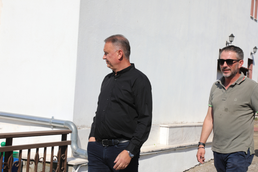 Το τελευταίο αντίο στον Παρασκευά Άντζα: Συγκίνηση στην κηδεία του από συγγενείς, φίλους και πρώην συμπαίκτες, δείτε φωτογραφίες και βίντεο

