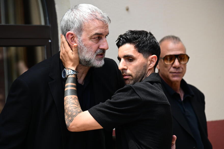 Σύσσωμος ο αθλητικός κόσμος στο πλευρό του Δέλλα στην κηδεία της Μαστροκώστα: Οι συμπαίκτες από το Euro 2004 και οι πρώην συνεργάτες