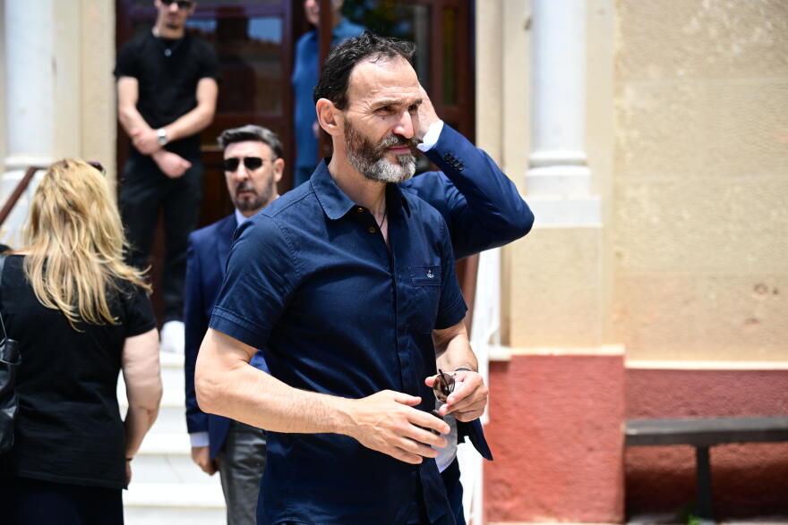Σύσσωμος ο αθλητικός κόσμος στο πλευρό του Δέλλα στην κηδεία της Μαστροκώστα: Οι συμπαίκτες από το Euro 2004 και οι πρώην συνεργάτες