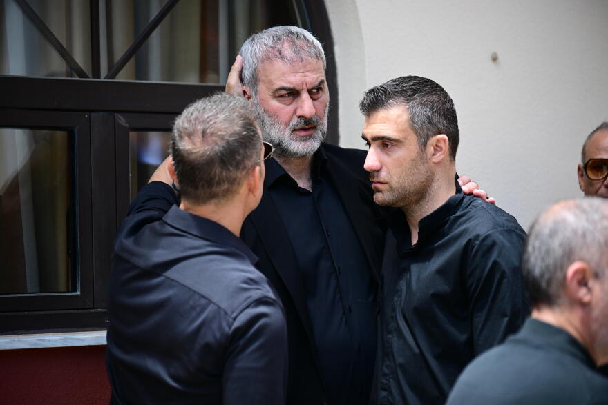 Σύσσωμος ο αθλητικός κόσμος στο πλευρό του Δέλλα στην κηδεία της Μαστροκώστα: Οι συμπαίκτες από το Euro 2004 και οι πρώην συνεργάτες