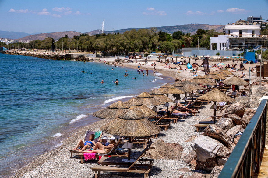 Γέμισαν κόσμο οι παραλίες της Αττικής, ανάσα δροσιάς ψάχνουν όσοι δεν εξόρμησαν για το τριήμερο του Αγίου Πνεύματος 