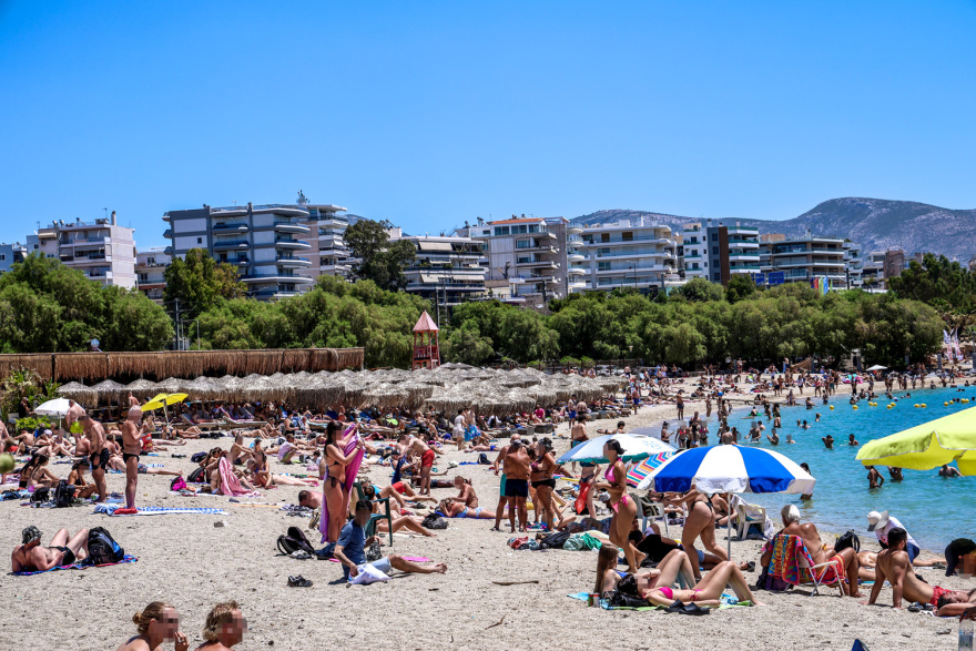 Γέμισαν κόσμο οι παραλίες της Αττικής, ανάσα δροσιάς ψάχνουν όσοι δεν εξόρμησαν για το τριήμερο του Αγίου Πνεύματος 