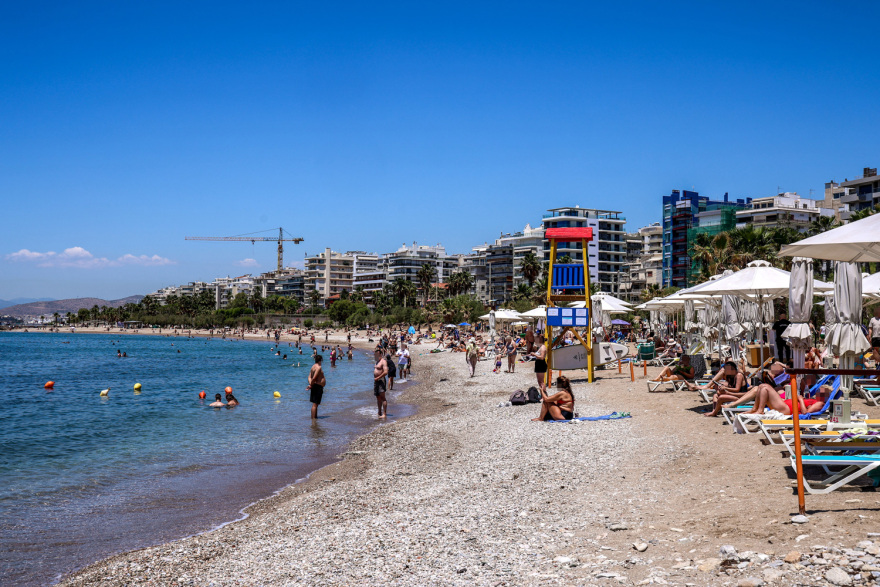Γέμισαν κόσμο οι παραλίες της Αττικής, ανάσα δροσιάς ψάχνουν όσοι δεν εξόρμησαν για το τριήμερο του Αγίου Πνεύματος 