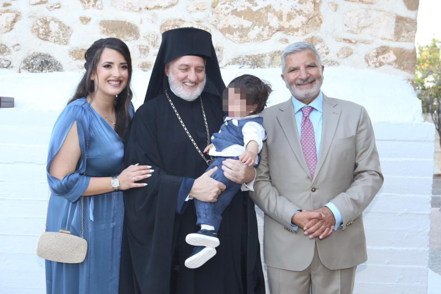 Ο Γιώργος Πατούλης βάφτισε το γιο του στο Λαγονήσι: Οι καλεσμένοι, δείτε φωτό και βίντεο