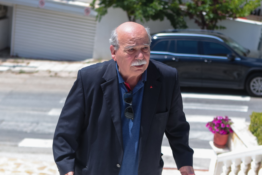 Σύσσωμος ο πολιτικός και ο δημοσιογραφικός κόσμος στο τελευταίο αντίο στον Νάσο Αθανασίου