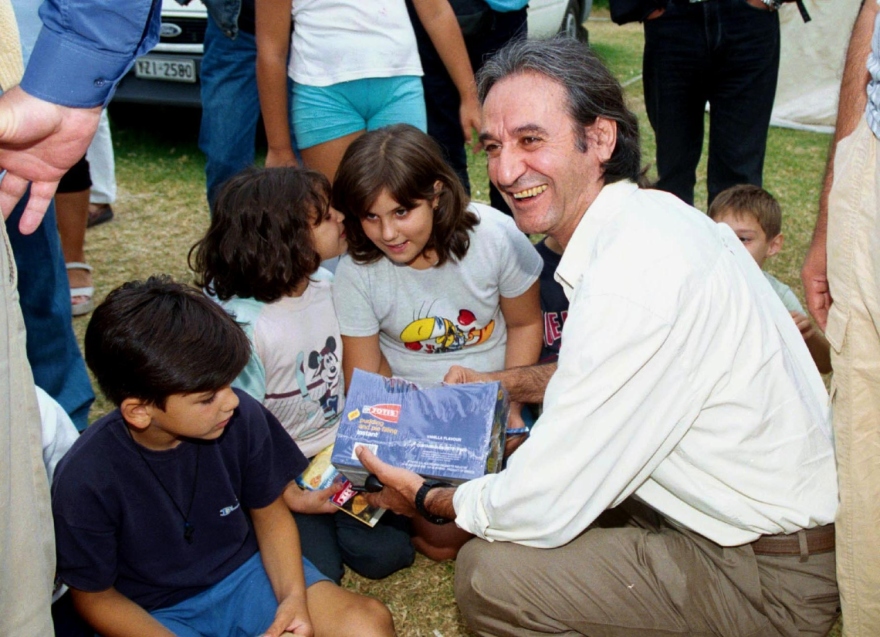 Σωτήρης Μουστάκας, μια ζωή σαν κινηματογραφικό σενάριο: Η απαγωγή, το χαμένο Όσκαρ, ο τζόγος και η καθολική αποθέωση