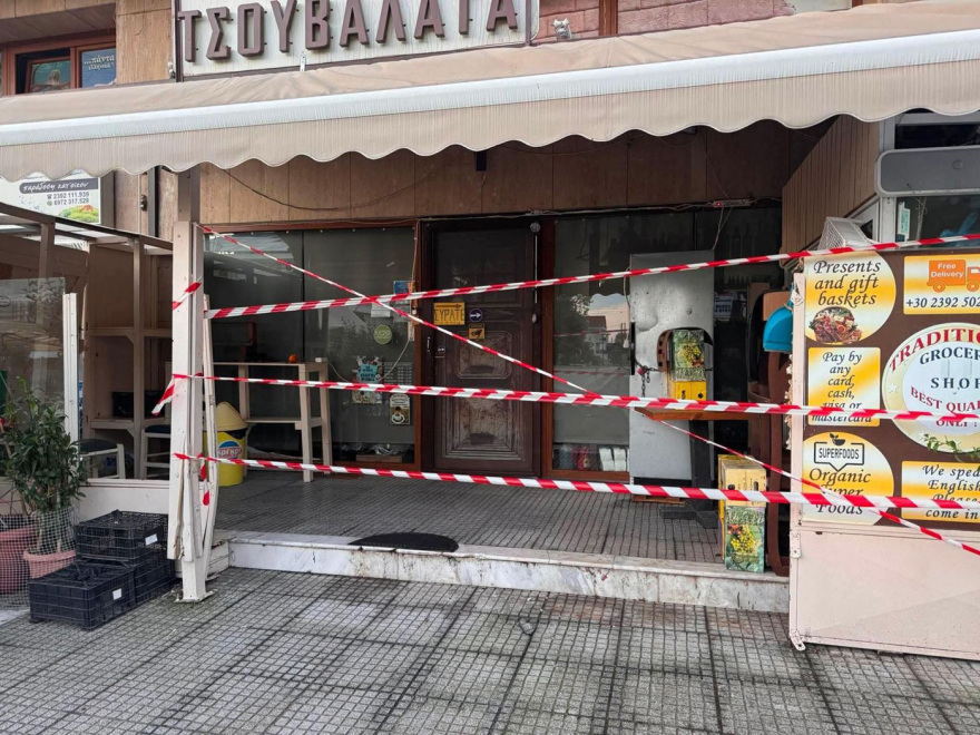 Βίντεο ντοκουμέντο από τη στιγμή που αυτοκίνητο εισβάλλει σε παντοπωλείο στη Θεσσαλονίκη