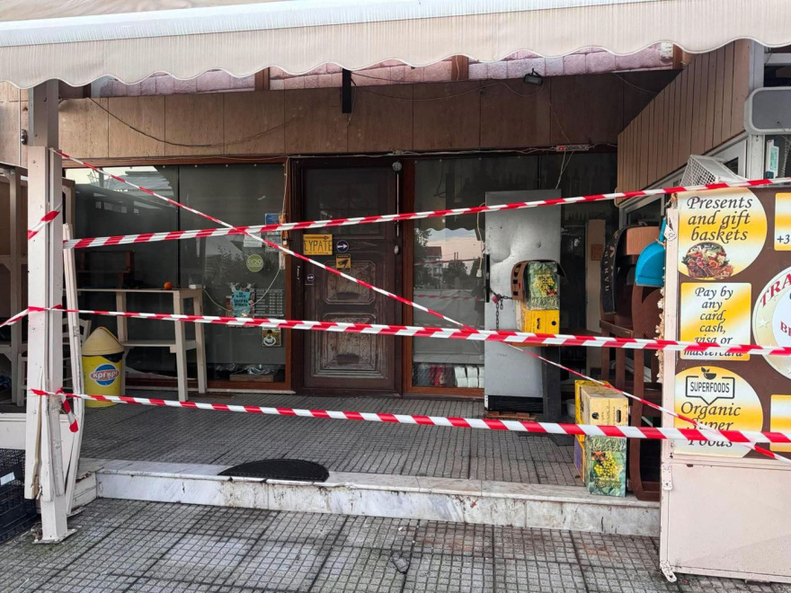 Βίντεο από τη στιγμή που αυτοκίνητο εισβάλλει σε παντοπωλείο στη Θεσσαλονίκη