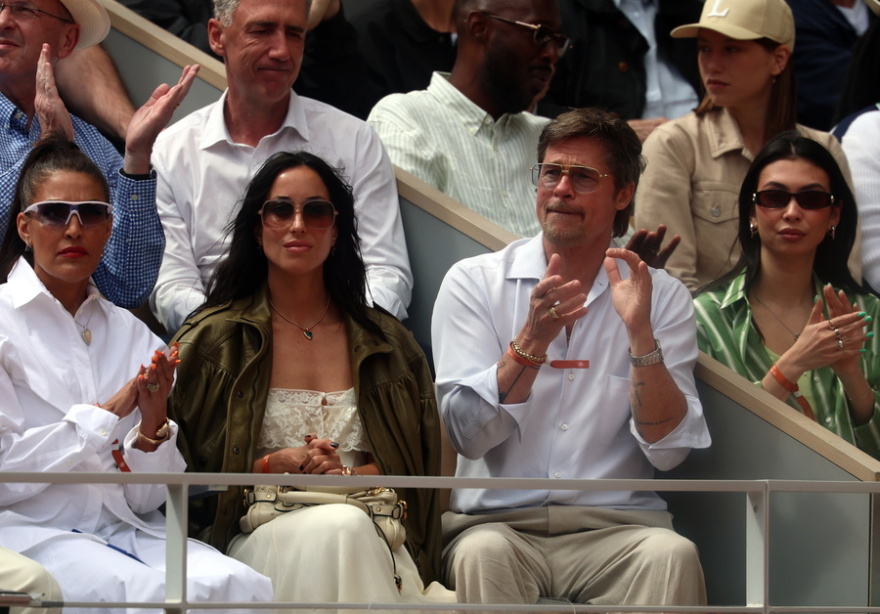 Ο Μπραντ Πιτ παρακολούθησε τον τελικό του Roland Garros γυναικών παρέα με τη σύντροφό του, Ινές ντε Ραμόν, δείτε βίντεο και φωτογραφίες 
