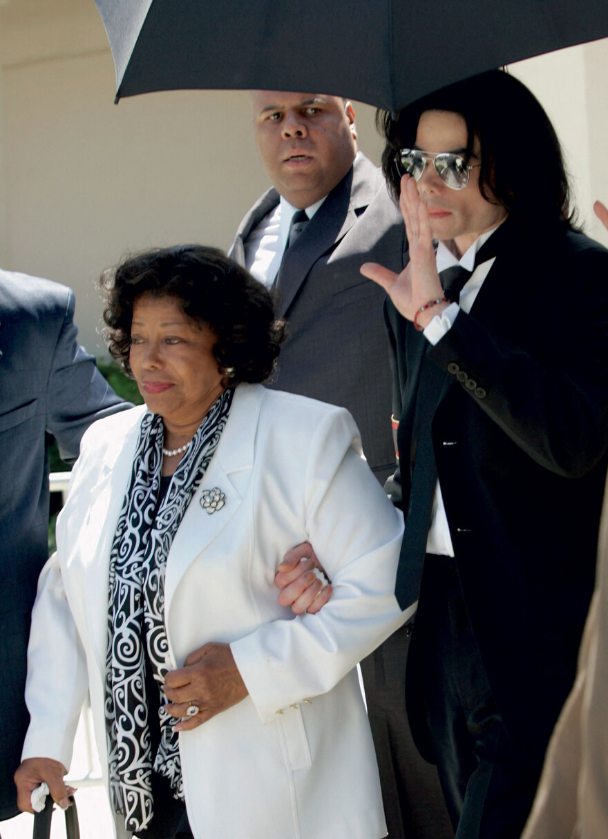Michael Jackson: Ζει ο «Βασιλιάς της ποπ»;

