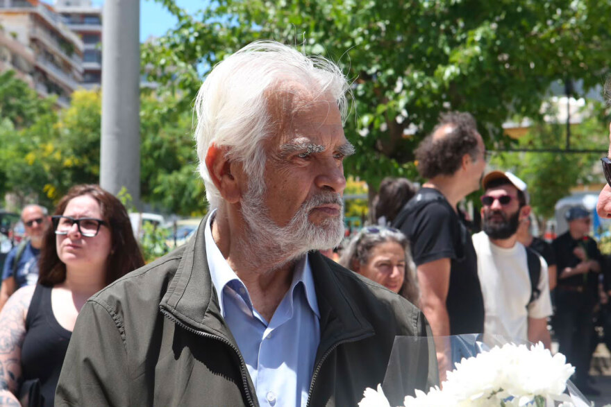 Συγγενείς, φίλοι και συνάδελφοι είπαν το τελευταίο «αντίο» στον Σωτήρη Τσόγκα, συντετριμμένη η Μαίρη Ραζή