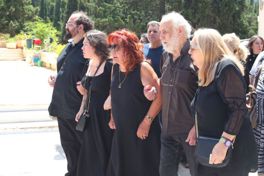 Συγγενείς, φίλοι και συνάδελφοι είπαν το τελευταίο «αντίο» στον Σωτήρη Τσόγκα, συντετριμμένη η Μαίρη Ραζή