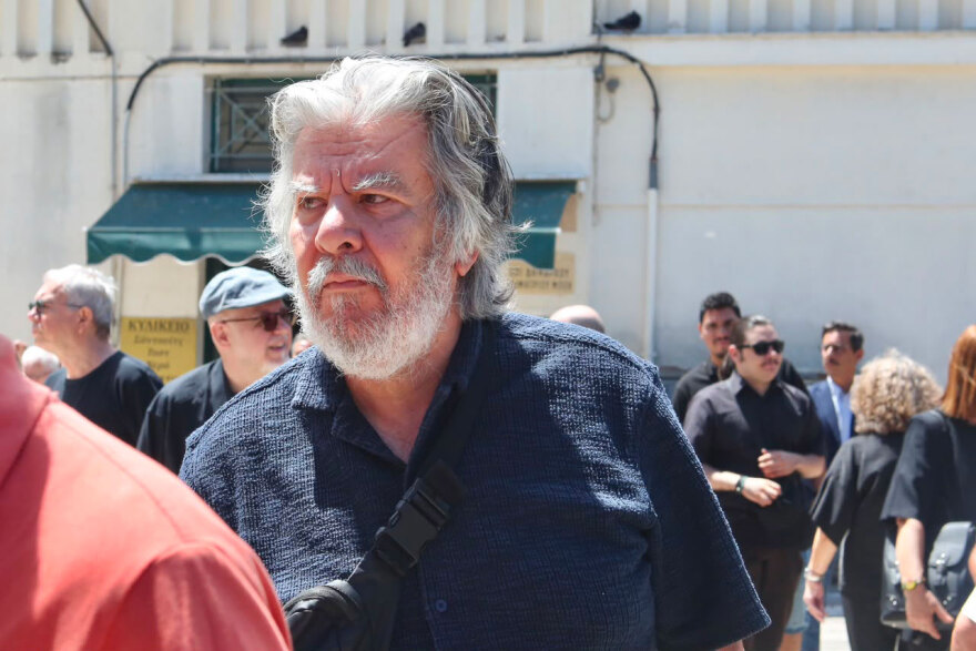Συγγενείς, φίλοι και συνάδελφοι είπαν το τελευταίο «αντίο» στον Σωτήρη Τσόγκα, συντετριμμένη η Μαίρη Ραζή
