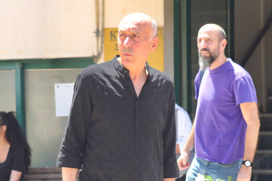Συγγενείς, φίλοι και συνάδελφοι είπαν το τελευταίο «αντίο» στον Σωτήρη Τσόγκα, συντετριμμένη η Μαίρη Ραζή