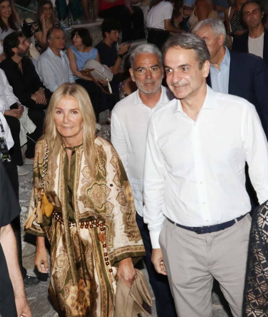 Στην Επίδαυρο για τη «Μήδεια» ο Κυριάκος Μητσοτάκης με την σύζυγό του Μαρέβα Γκραμπόφσκι