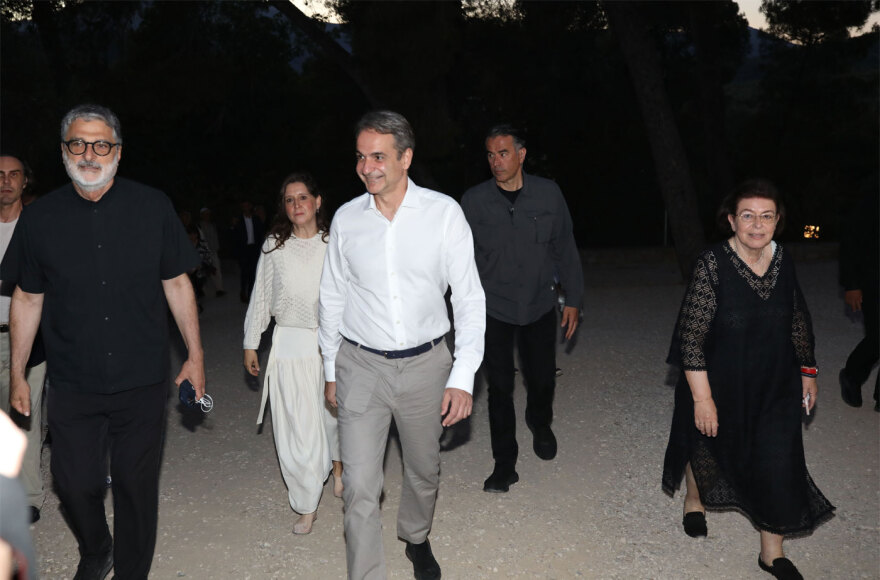 Στην Επίδαυρο για τη «Μήδεια» ο Κυριάκος Μητσοτάκης με την σύζυγό του Μαρέβα Γκραμπόφσκι