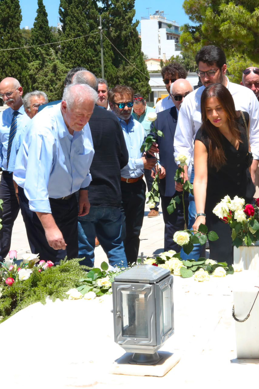 Πολιτικό μνημόσυνο στο Α΄ Νεκροταφείο στη μνήμη του Ανδρέα Παπανδρέου, ποια στελέχη του ΠΑΣΟΚ έδωσαν το «παρών»