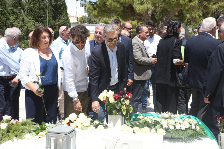 Πολιτικό μνημόσυνο στο Α΄ Νεκροταφείο στη μνήμη του Ανδρέα Παπανδρέου, ποια στελέχη του ΠΑΣΟΚ έδωσαν το «παρών»