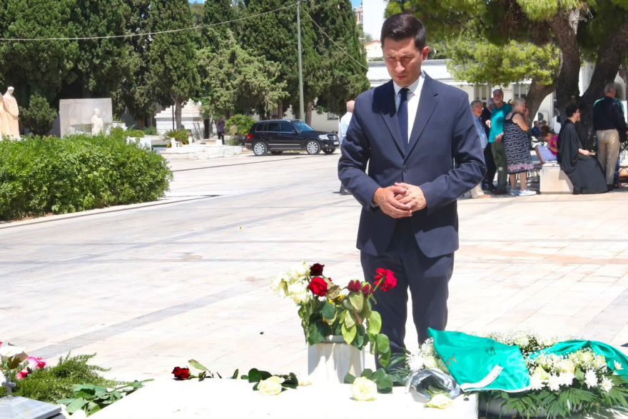 Πολιτικό μνημόσυνο στο Α΄ Νεκροταφείο στη μνήμη του Ανδρέα Παπανδρέου, ποια στελέχη του ΠΑΣΟΚ έδωσαν το «παρών»