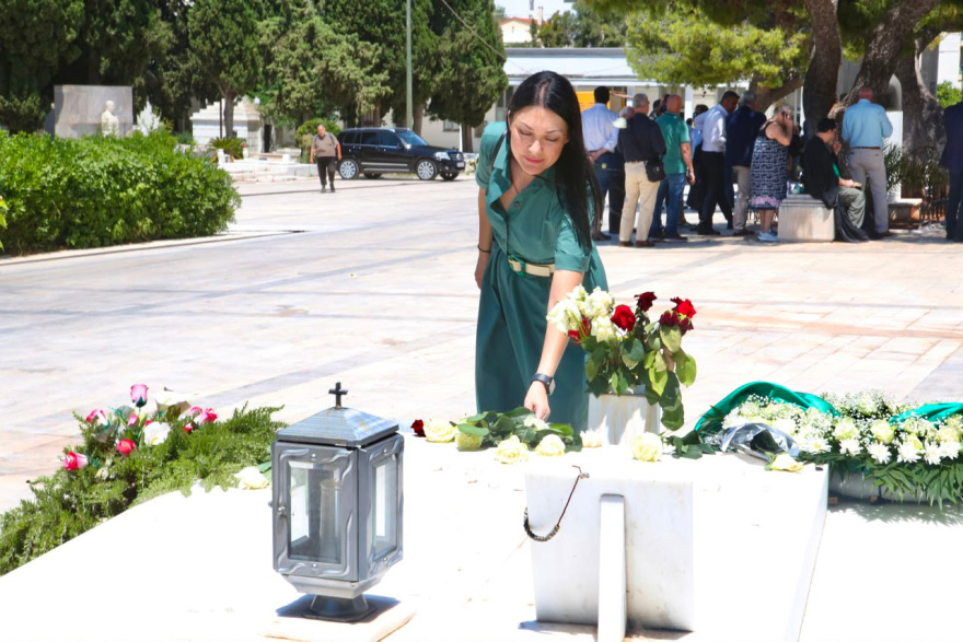 Πολιτικό μνημόσυνο στο Α΄ Νεκροταφείο στη μνήμη του Ανδρέα Παπανδρέου, ποια στελέχη του ΠΑΣΟΚ έδωσαν το «παρών»