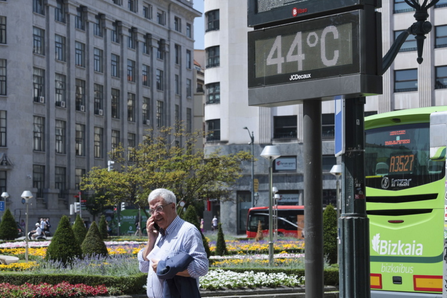 Ασφυκτιά η Ευρώπη από τον καύσωνα: Ρεκόρ μέσης μέγιστης θερμοκρασίας στη Γαλλία, κόκκινος συναγερμός στη Βρετανία και έκτακτα μέτρα σε πολλές χώρες