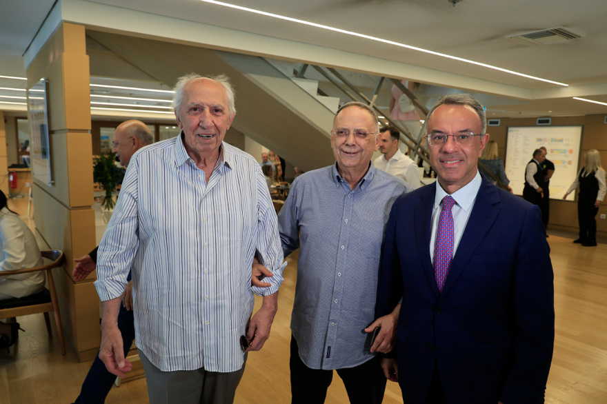  «Τι πήγε λάθος στην Ελλάδα»: Το βιβλίο του Μιχάλη Σάλλα, παρουσία πολιτικών και επιχειρηματιών, δείτε εικόνες και βίντεο