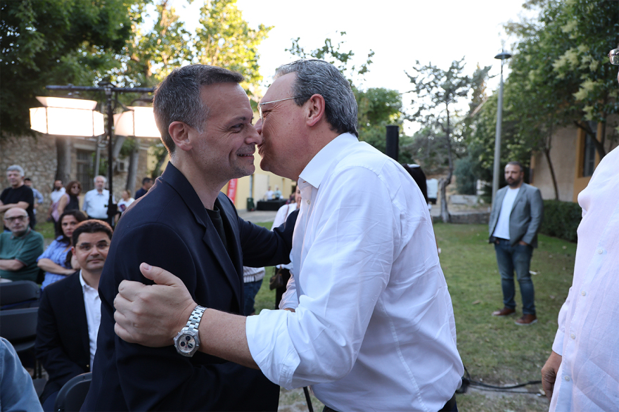 Ο Δούκας σε εκδήλωση του Κώστα Αρβανίτη: Παρουσίες, πηγαδάκια και η «Δημοκρατία της Καθημερινότητας»