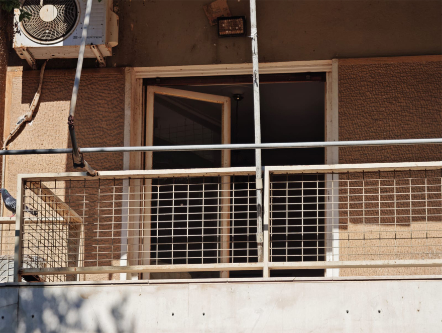 «Εδώ και έναν χρόνο δεν έβγαιναν έξω, μύριζε πολύ εδώ και 10 μέρες»: Τι λένε οι γείτονες για τον άνδρα σε προχωρημένη σήψη στο Παγκράτι