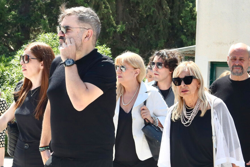 Συγκίνηση στο τελευταίο αντίο στην Τζένη Ζαχαροπούλου, δείτε βίντεο και φωτογραφίες